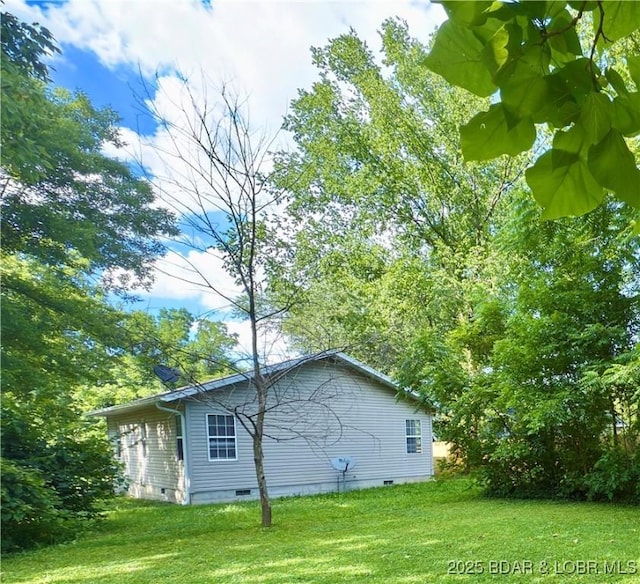 868 E St, Lebanon, MO 65536 - view of side of property featuring crawl space and a lawn