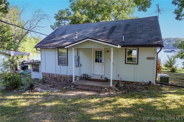 4230 Fox Hollow Ln, Stover, MO 65078 - view of front of property featuring roof with shingles and a front lawn