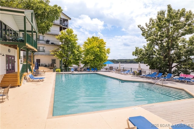 708 Harbour Towne Dr Unit E-708, Lake Ozark, MO 65049 - community pool with a patio area
