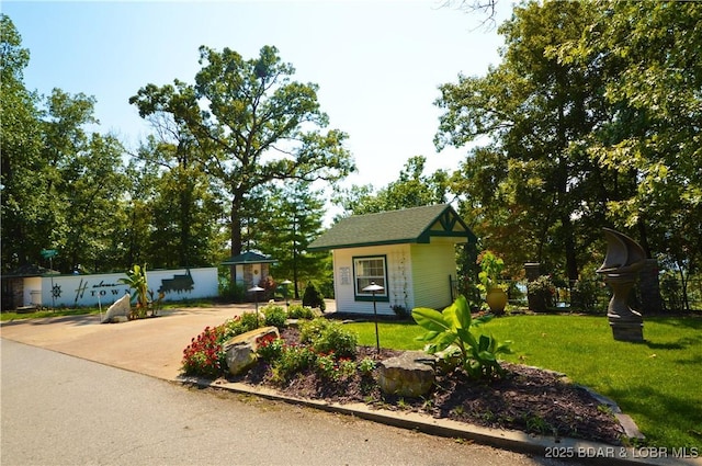 708 Harbour Towne Dr Unit E-708, Lake Ozark, MO 65049 - view of front of house featuring a front yard and concrete driveway