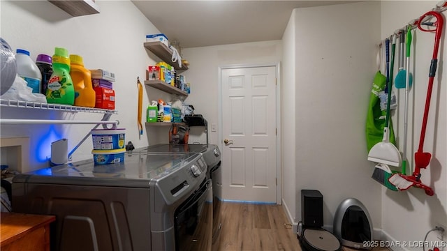 15 Knox Point Cir, Lake Ozark, MO 65049 - laundry area with separate washer and dryer and wood finished floors