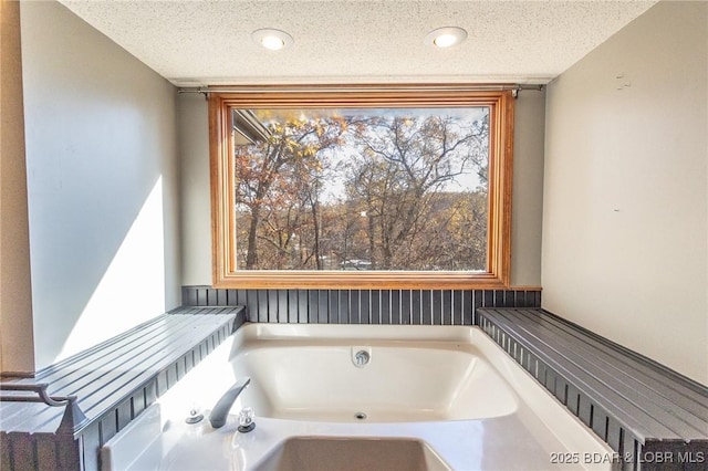 170 Twin Oaks Dr, Lake Ozark, MO 65049 - bathroom featuring a garden tub, a textured ceiling, and recessed lighting