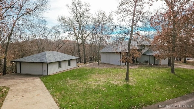 170 Twin Oaks Dr, Lake Ozark, MO 65049 - view of grassy yard featuring a detached garage and an outbuilding