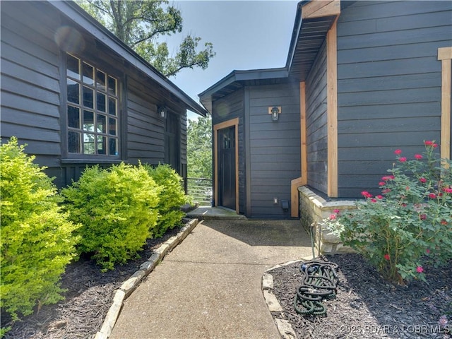 92 Arrowhead Beach Rd, Lake Ozark, MO 65049 - view of exterior entry