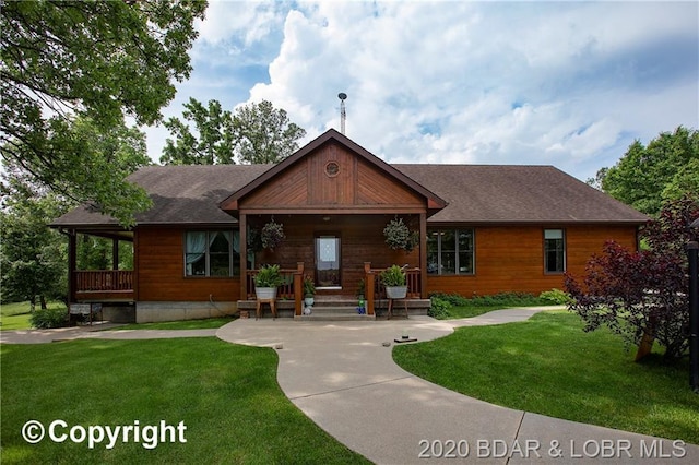 view of front of property featuring a front lawn and a porch