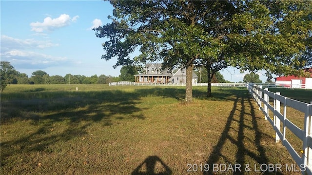 view of yard featuring a rural view