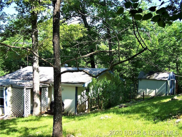 view of yard featuring a storage shed