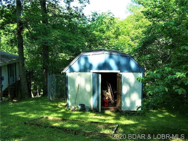 view of outdoor structure with a yard