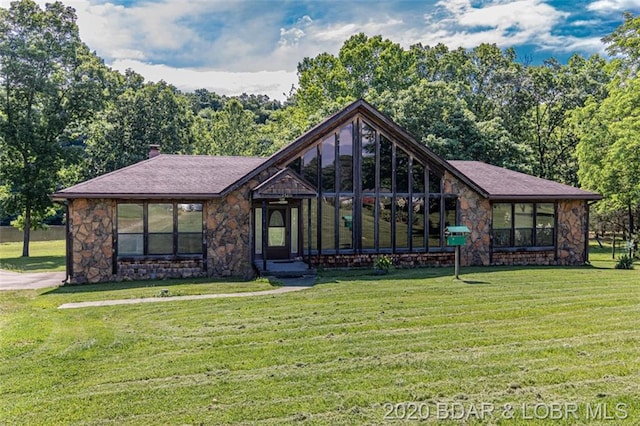 view of front of house featuring a front lawn