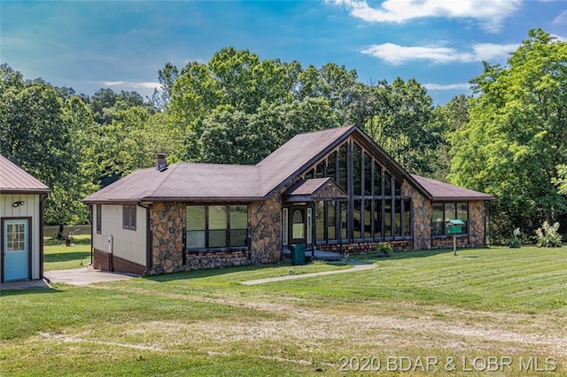 view of front of property featuring a front lawn