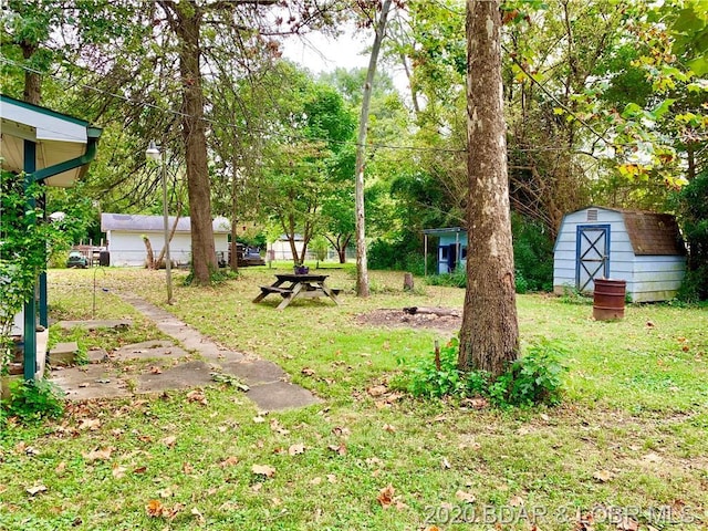 view of yard with a storage shed