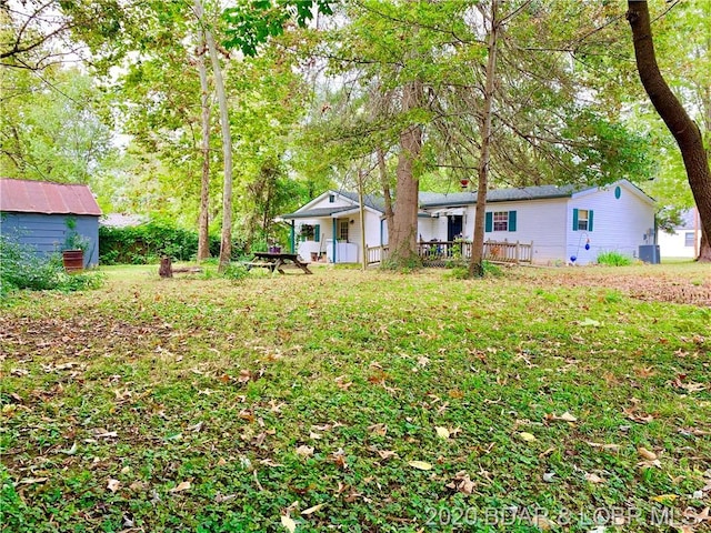 view of yard with an outdoor structure