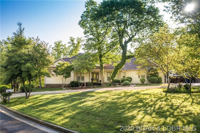 view of front of home featuring a front yard