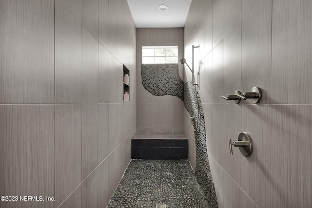 bathroom featuring tiled shower