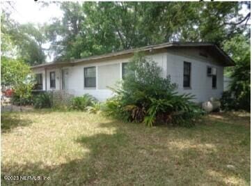 single story home featuring a front yard