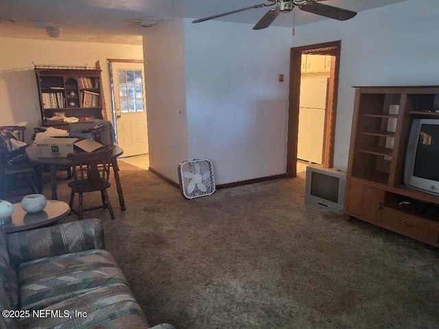 carpeted living room featuring ceiling fan