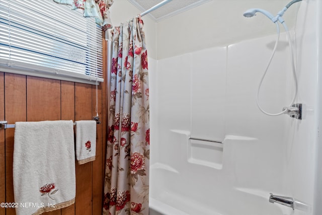 bathroom featuring shower / bathtub combination with curtain