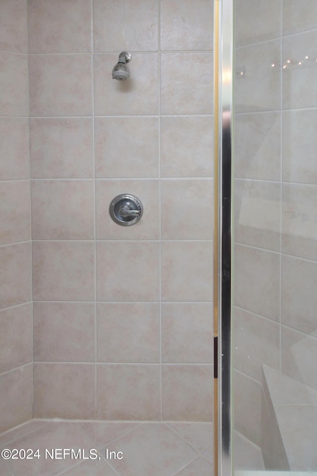 bathroom featuring tiled shower