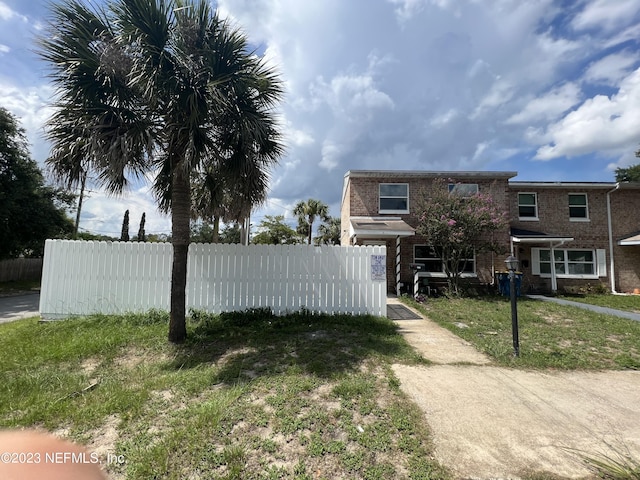 view of front of home featuring a front yard