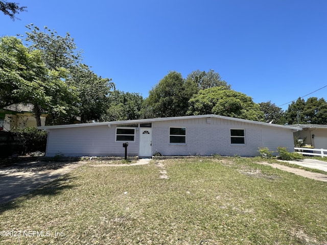 view of front of house featuring a front lawn