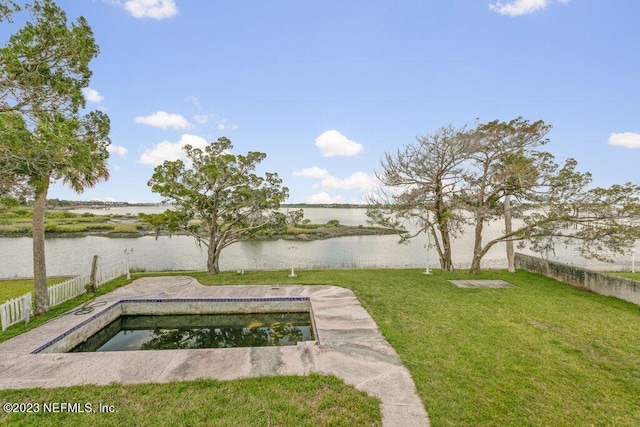 view of yard featuring a water view