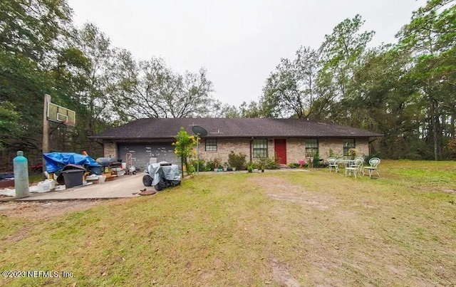 view of front facade with a front yard