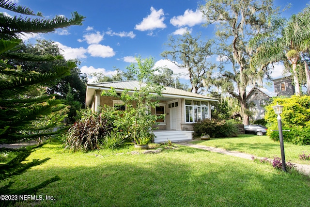 view of front of property featuring a front yard