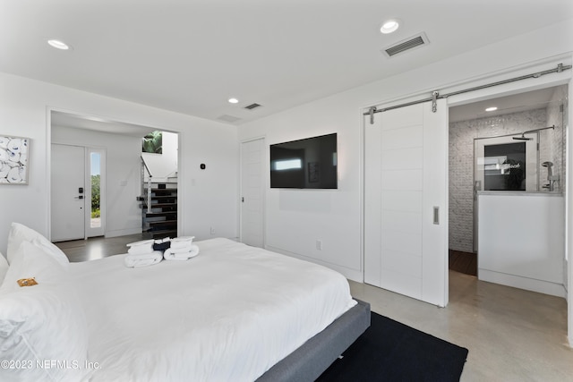 bedroom featuring a barn door