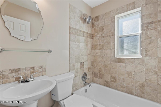 182 Cargo Way, Keystone Heights, FL 32656 - full bath with a sink, toilet, shower / washtub combination, and backsplash