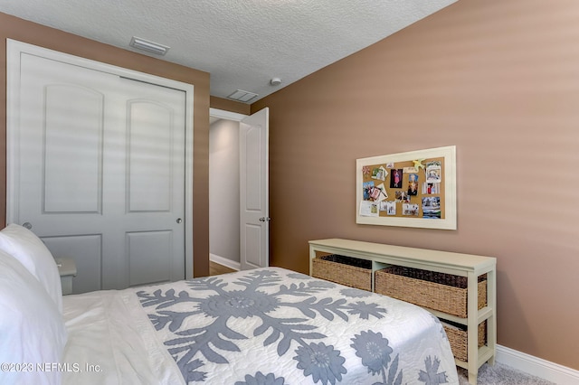 bedroom featuring a textured ceiling and a closet