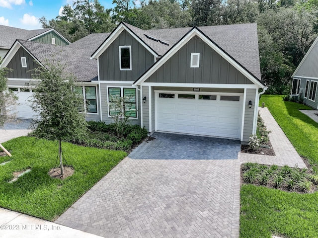 view of front of home featuring a garage and a front yard