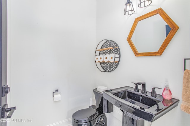 bathroom featuring sink