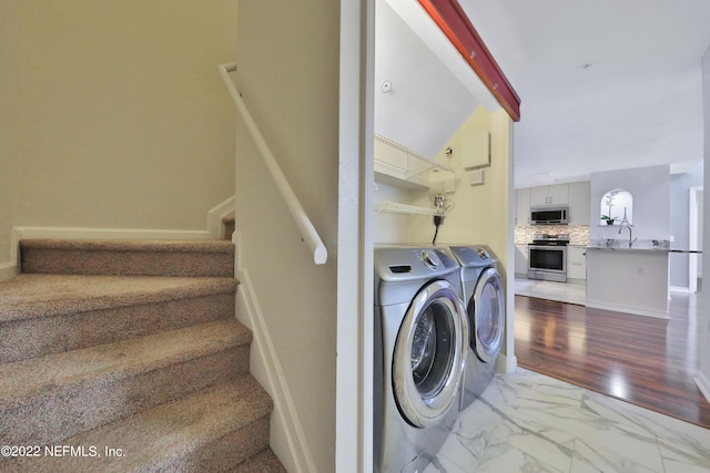 laundry area with sink and independent washer and dryer