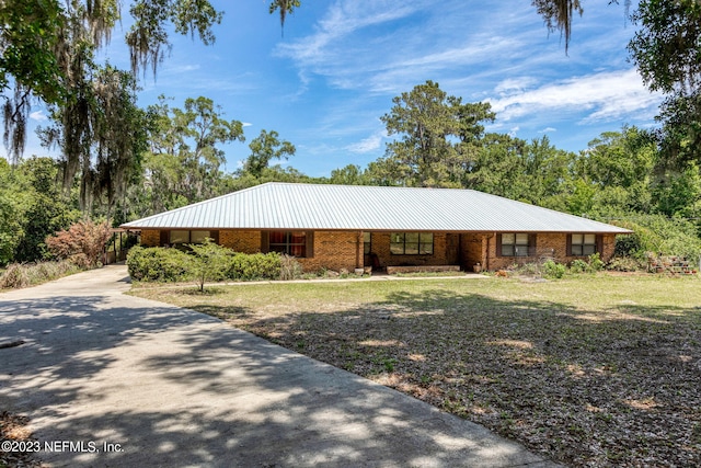 single story home featuring a front yard