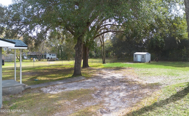 view of yard with a storage unit