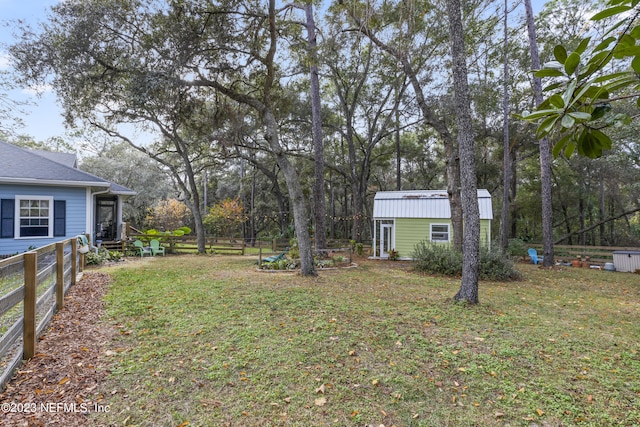 view of yard featuring an outbuilding