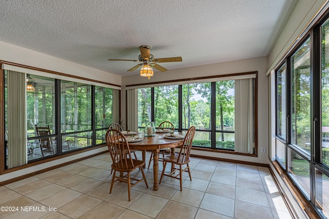 sunroom with ceiling fan