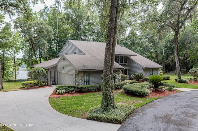 view of front of property featuring a front lawn and a garage