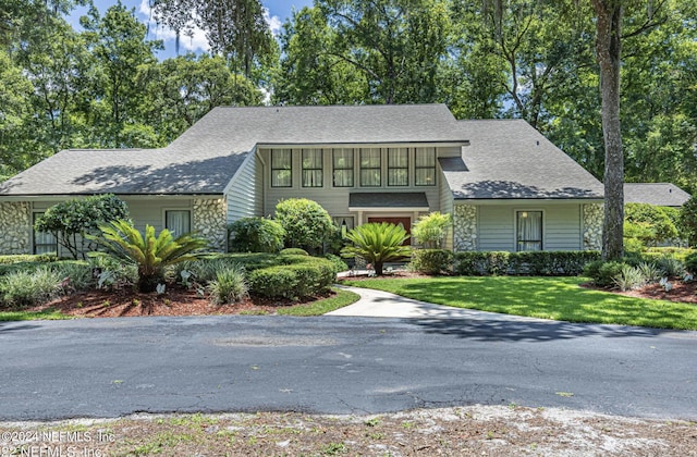 view of front property featuring a front lawn