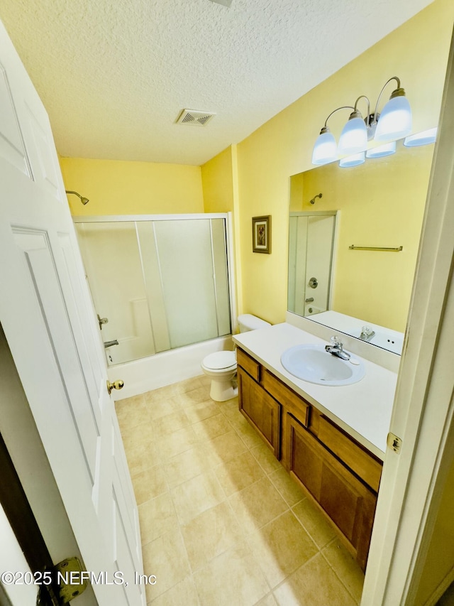 full bathroom with bath / shower combo with glass door, toilet, vanity, and a textured ceiling