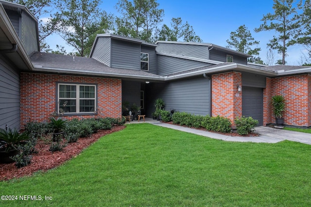 view of front facade featuring a garage and a front lawn