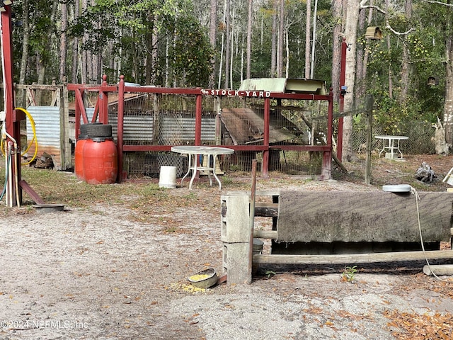 view of yard with an outdoor structure