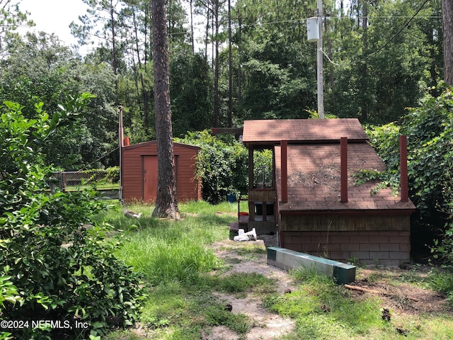 view of yard featuring a storage shed