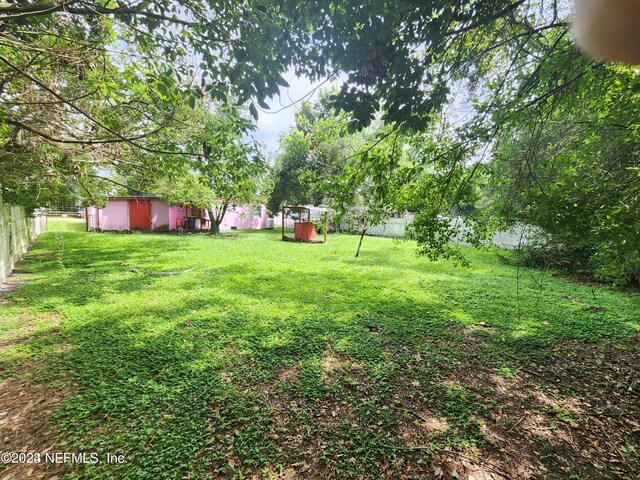 view of yard featuring a storage unit