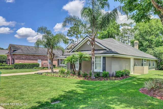 view of front of house featuring a front lawn