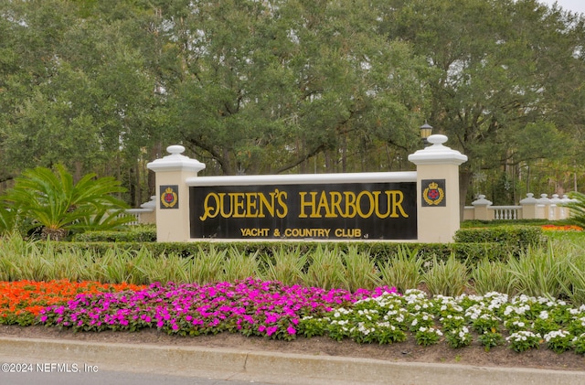 view of community / neighborhood sign