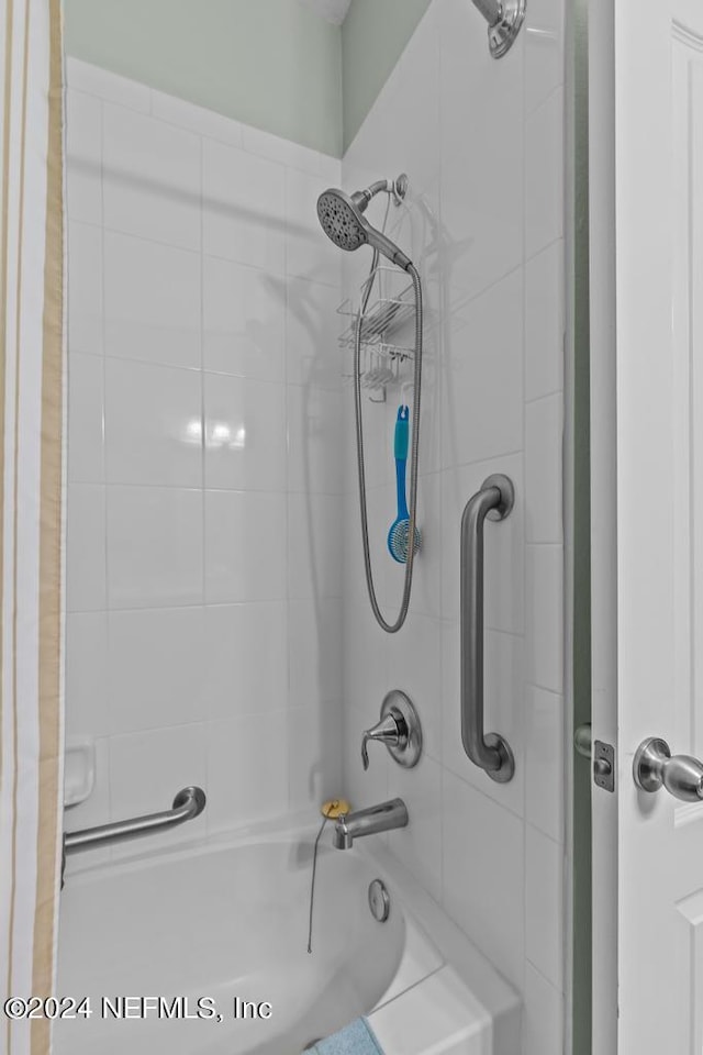 bathroom featuring tiled shower / bath combo