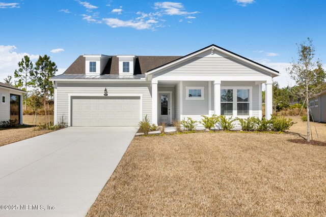 view of front of home featuring driveway, an attached garage, and a front yard