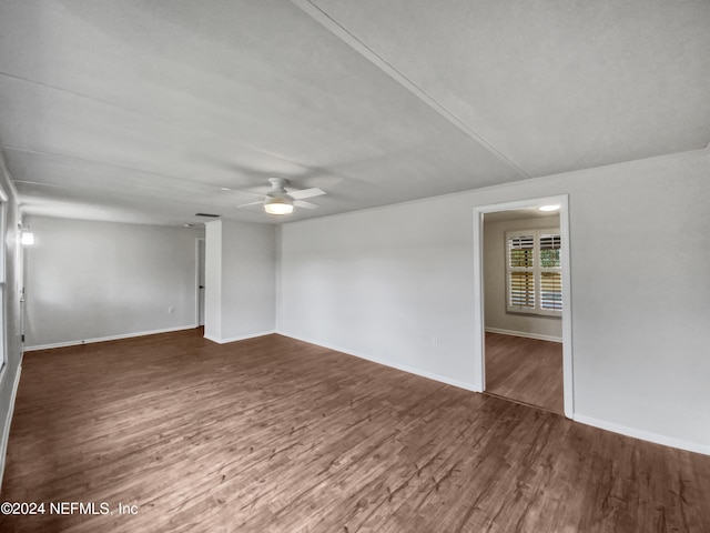 unfurnished room with dark wood-type flooring and ceiling fan