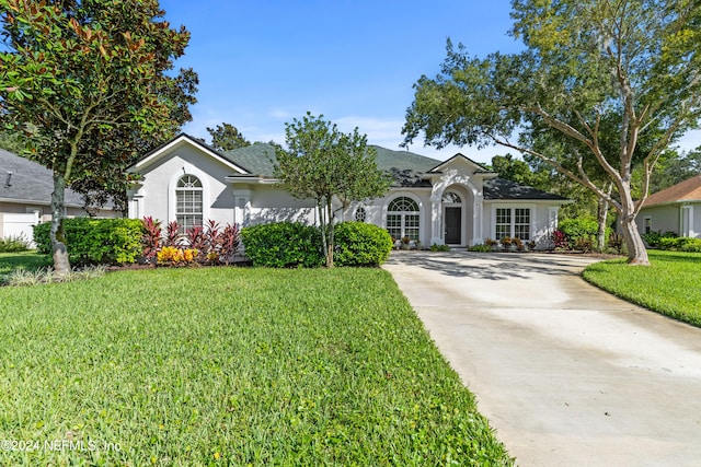 single story home with a front lawn